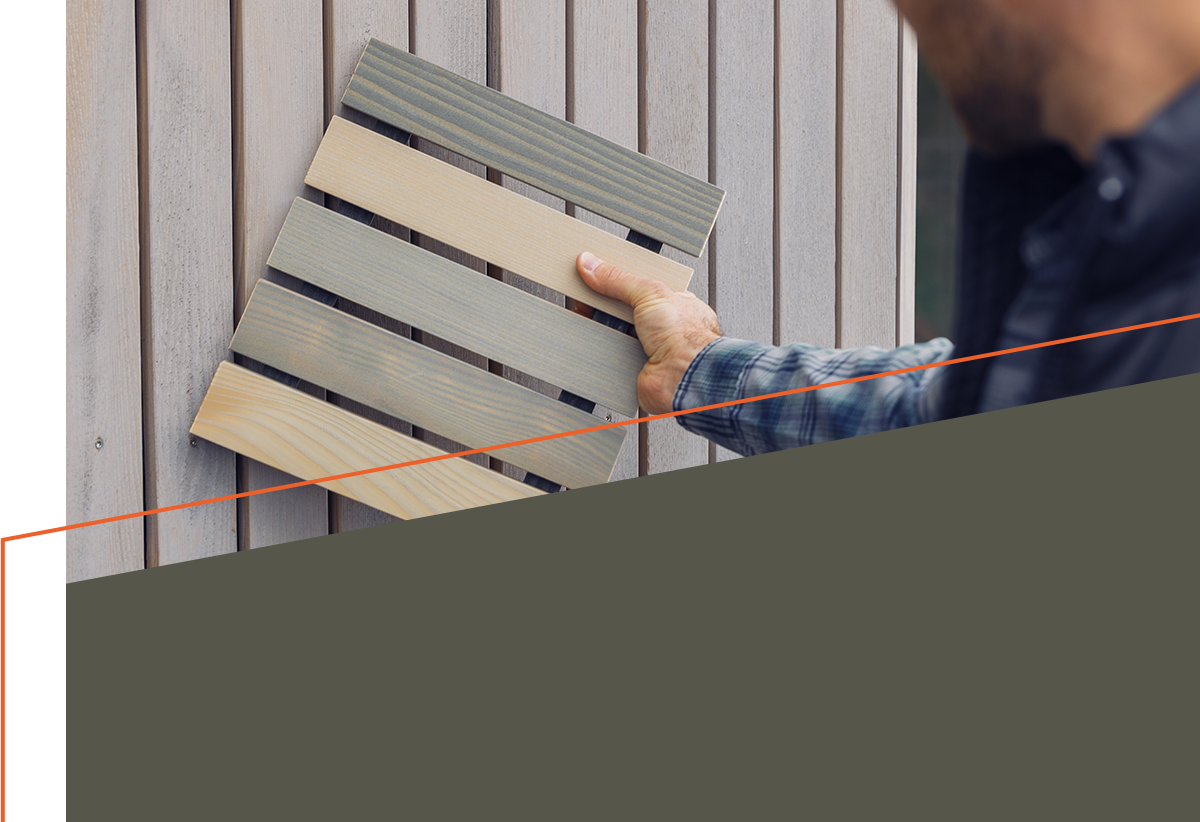 Graue Holzfassadenprofile