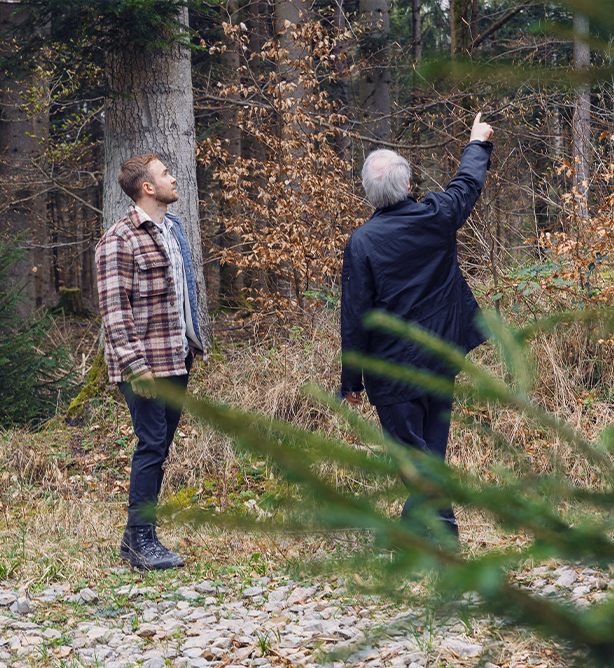 Jonas Luddeneit und Eckhard Wolf im Wald