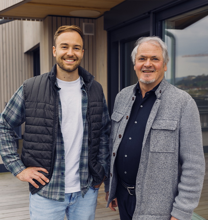 Jonas Luddeneit und Eckhard Wolf, Geschäftsführer Wolf Qualitätsholz.