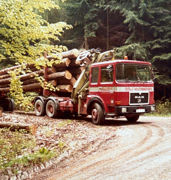 Historischer LKW mit Holzladung mit Aufschrift "Wolf Holztransporte"