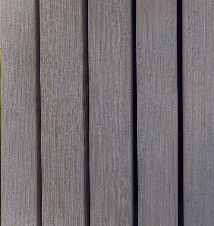 Graue Fassadenprofile aus Holz