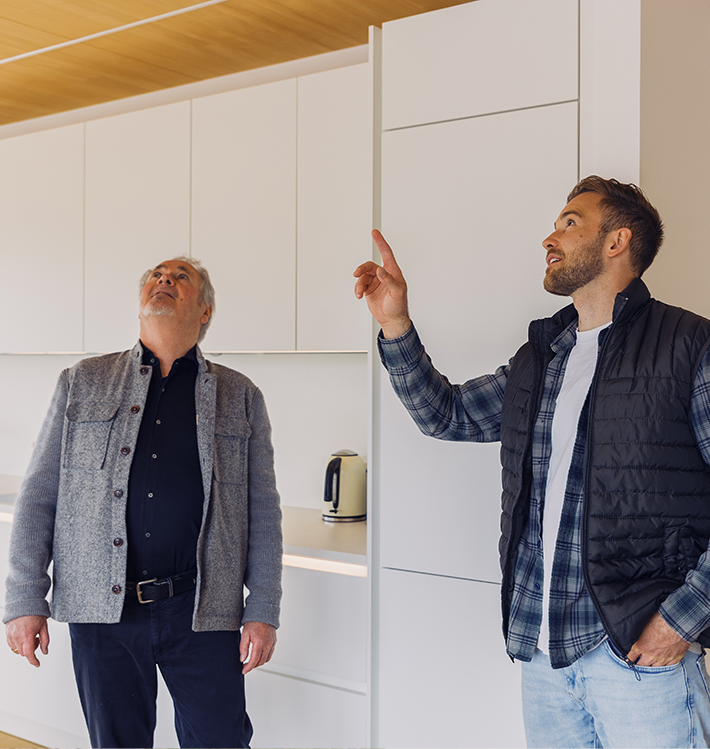 Eckhard Wolf und Jonas Luddeneit prüfen Holzdecke