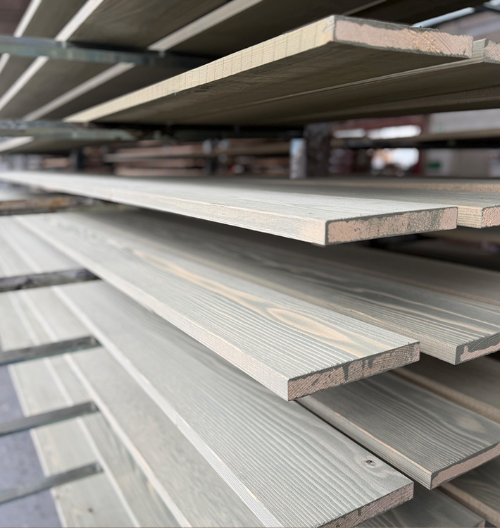 Gestapelte Holzplatten im Lager