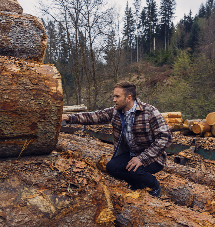 Jonas Luddeneit prüft Rundholzstapel