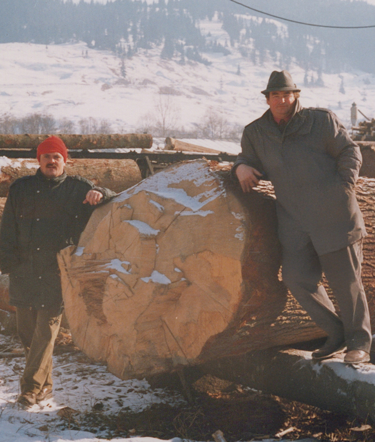 Junger Eckhard Wolf mit Partner bei Baumstamm.