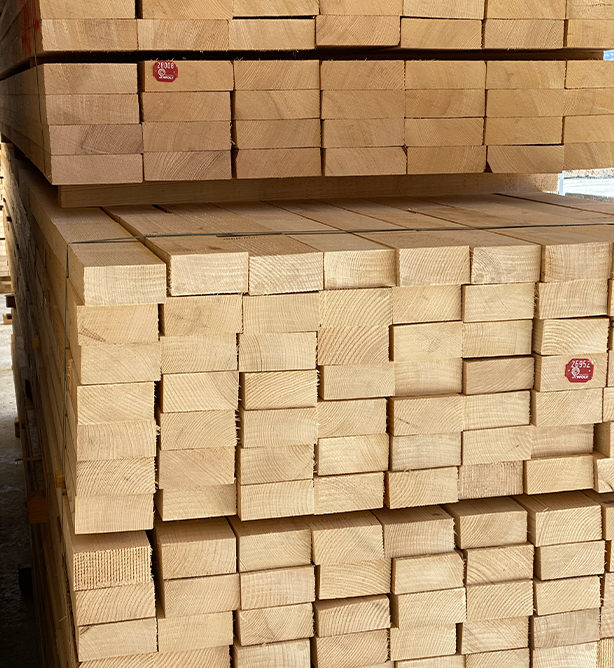 Gestapeltes Schnittholz im Lager.