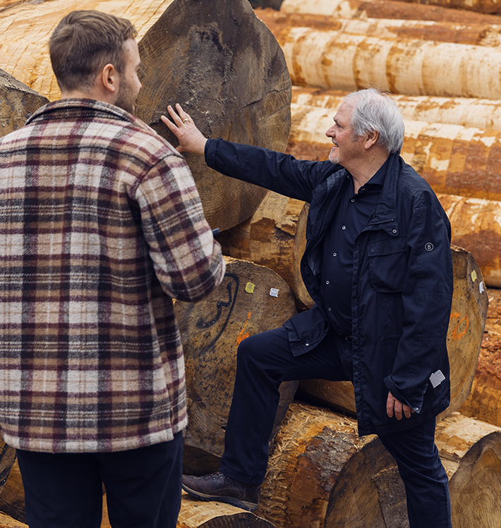 Jonas Luddeneit und Eckhard Wolf bei der Holzprüfung