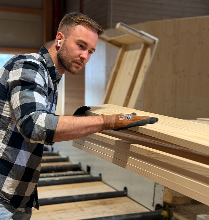 Jonas Luddeneit prüft Schnittholz