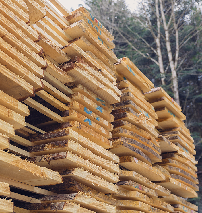 Gestapeltes Schnittholz im Sägewerk