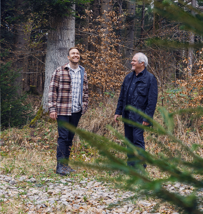 Jonas Luddeneit und Eckhard Wolf im Wald.