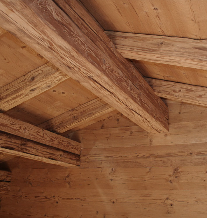 Dachgebälk aus Altholz-Lärche